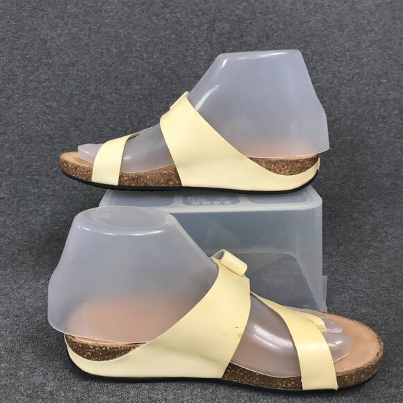 NWT Clarks Artisan Yellow Leather Adjustable Strap Toe Loop Sandals Women’s Sz 6 - Picture 2 of 9